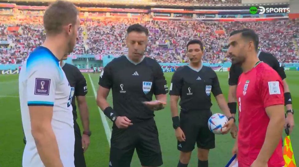 Kevin Ortega, árbitro peruano, en el sorteo de Inglaterra vs. Irán en Qatar 2022. (Foto: DirecTV Sports)