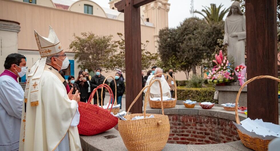 Monseñor Carlos Castillo depositó las cartas de miles de fieles en el pozo de los deseos de Santa Rosa de Lima. (Arzobispado de Lima)