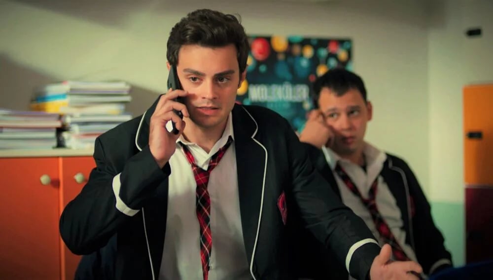 Ömer recibe la llamada de un testigo en la telenovela turca "Hermanos" (Foto: NG Medya)