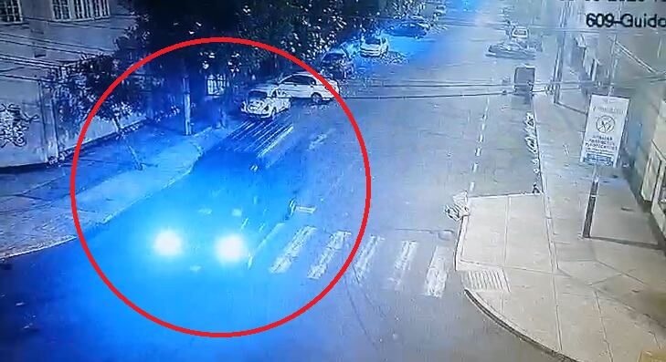 El momento en que un vehículo fúnebre transita por la Av. Francisco Lazo. (Foto captura)