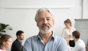 ¿Qué tipo de emprendimientos son liderados por adultos de 50 años a más en Perú?