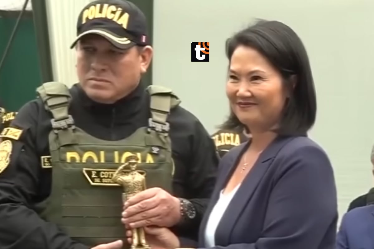 Keiko Fujimori premia la labor de siete agentes de la PNP.