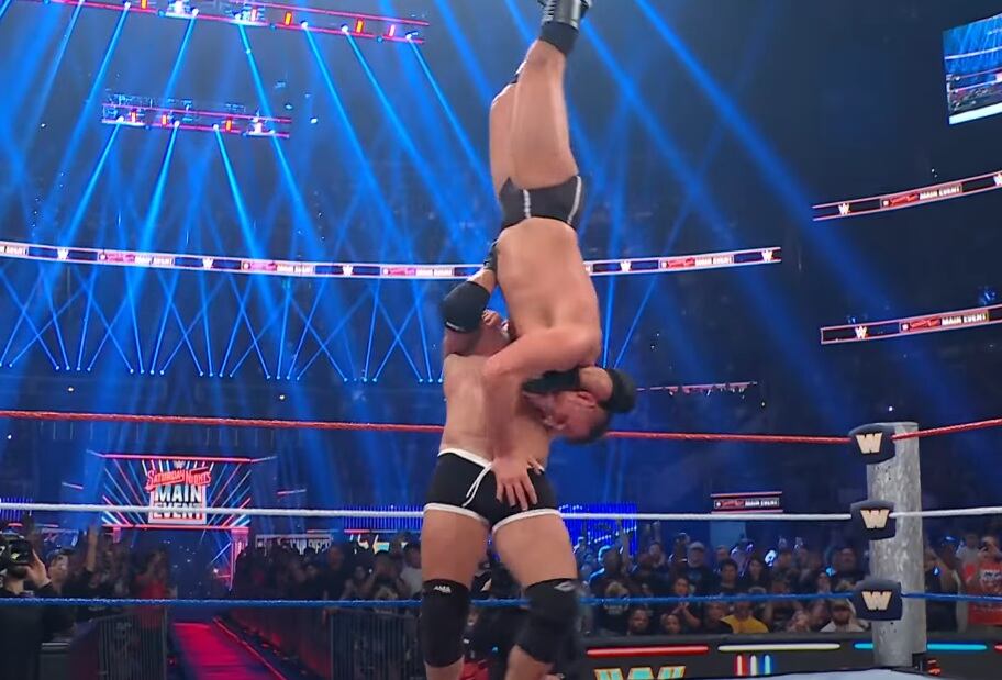 Goldberg le aplicó su 'martillazo' a Gunther. (Captura WWE)