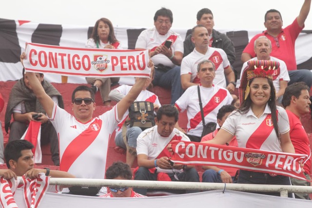 Hinchas peruanos alientan a la selección previo a su encuentro con Paraguay en Ciudad del Este. Foto: Alan Ramírez