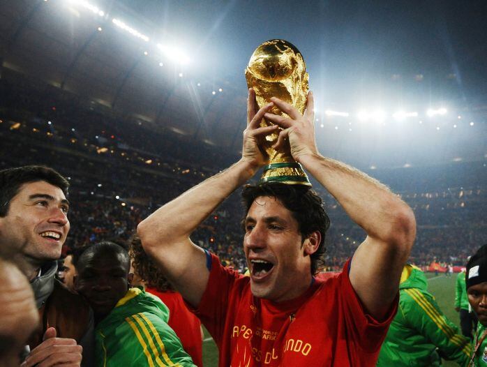 Joan Capdevila alza la copa de Campeón del Mundo en Sudáfrica 2010 (AFP)
