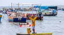 Con un paddle y sin miedo: así trabaja el heladero que vende mar adentro