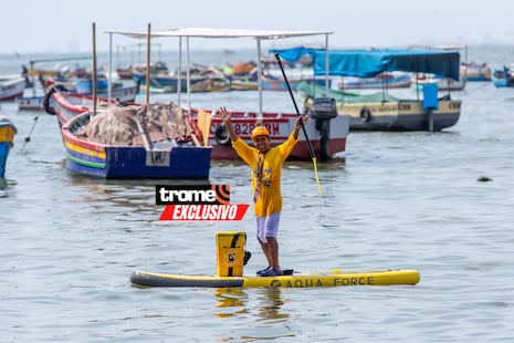 Con un paddle y sin miedo: así trabaja el heladero que vende mar adentro