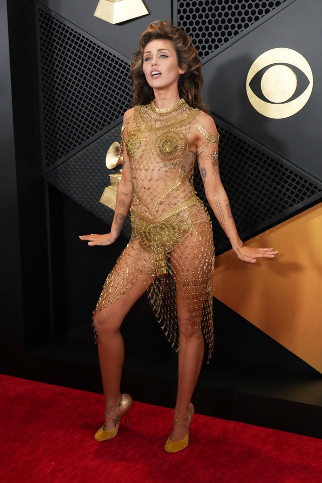 Miley Cyrus en la alfombra roja de la edición 66 Premios Grammy en Los Angeles. (Photo by Jordan Strauss/Invision/AP)