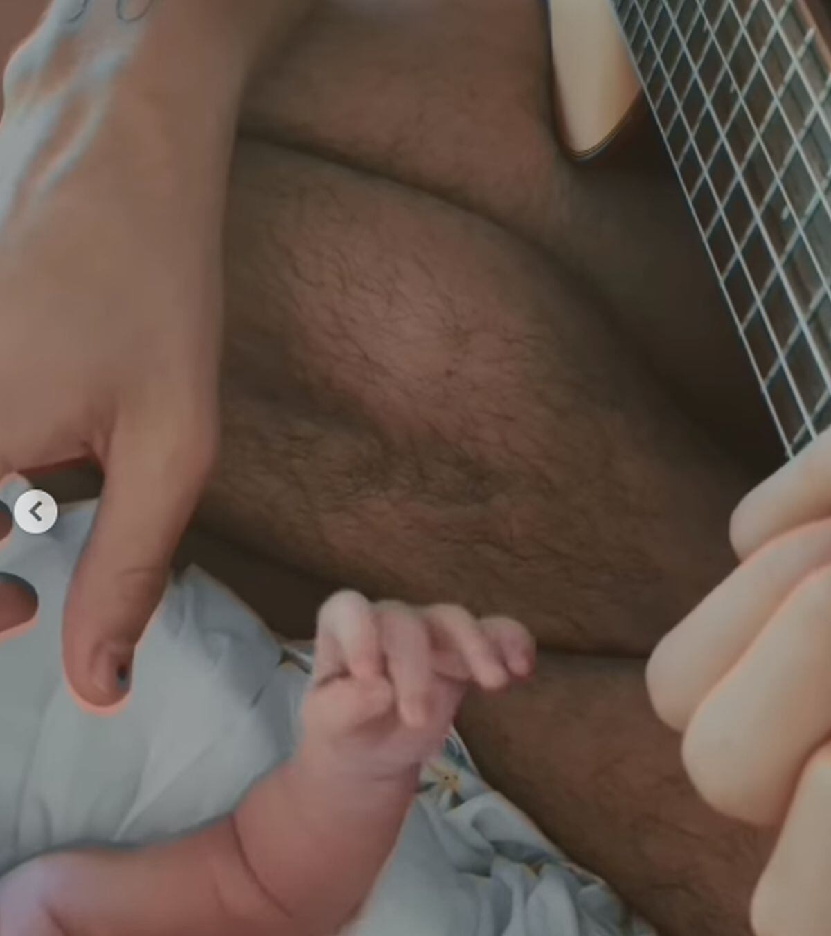 El cantante acariciando a su hija Índigo mientras le dedica el tema que hizo en su honor (Foto: Camilo Echeverry / Instagram)