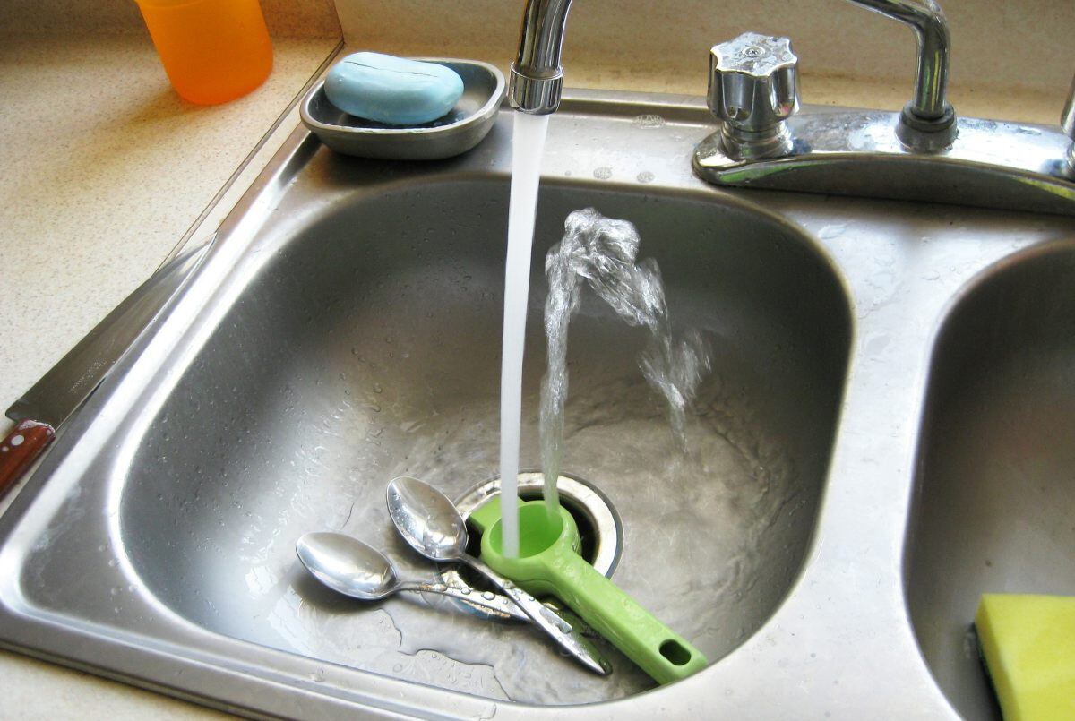 Los utensilios deben estar limpios al momento de hacer la preparación de los alimentos y comerlos (Foto: balog / Pixabay ).