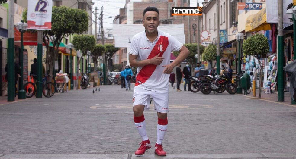 Hinchas vacilan en las redes y piden fotito en las calles al 'doble' de Cuevita. También le piden que baile 'Cervecero'. (Trome / José Rojas)