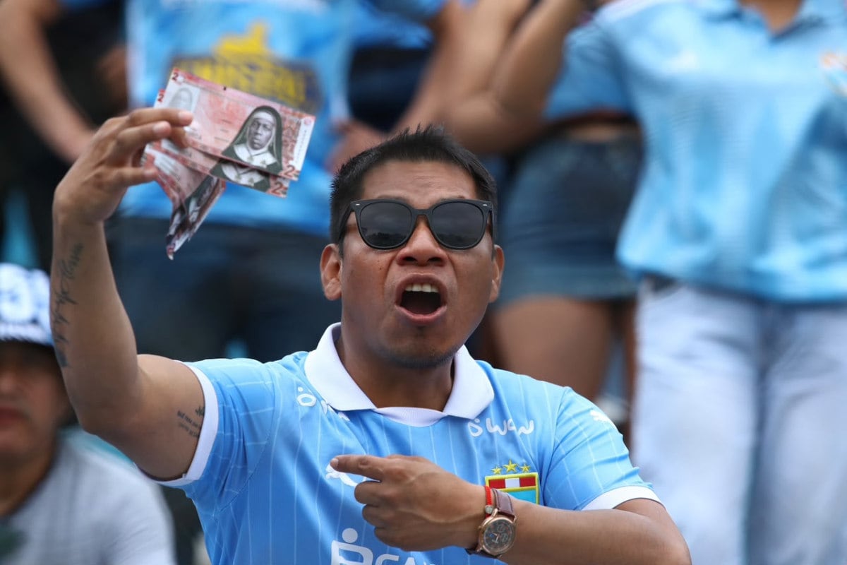 Luis Advíncula genera reacciones en el Gallardo: hinchas de Cristal exhiben billetes con su rostro. Foto: EC