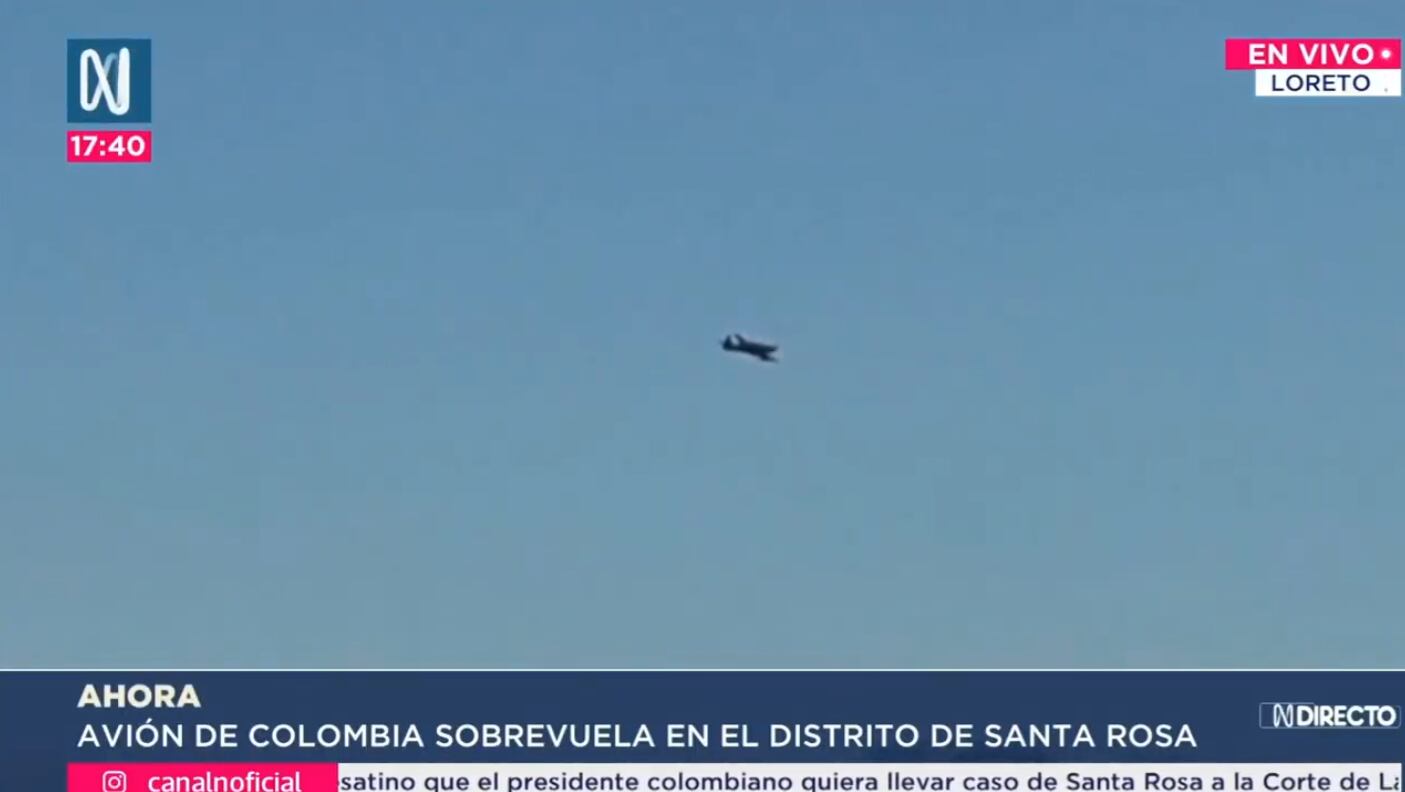 Avión colombiano es visto en cielo peruano en la Isla Santa Rosa.