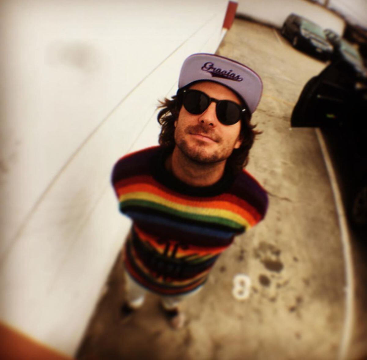 Una imagen del hijo de los extenistas luciendo unos lentes oscuros y un gorro, donde dice "Gracias" (Foto: Heinz Gildemeister / Instagram)