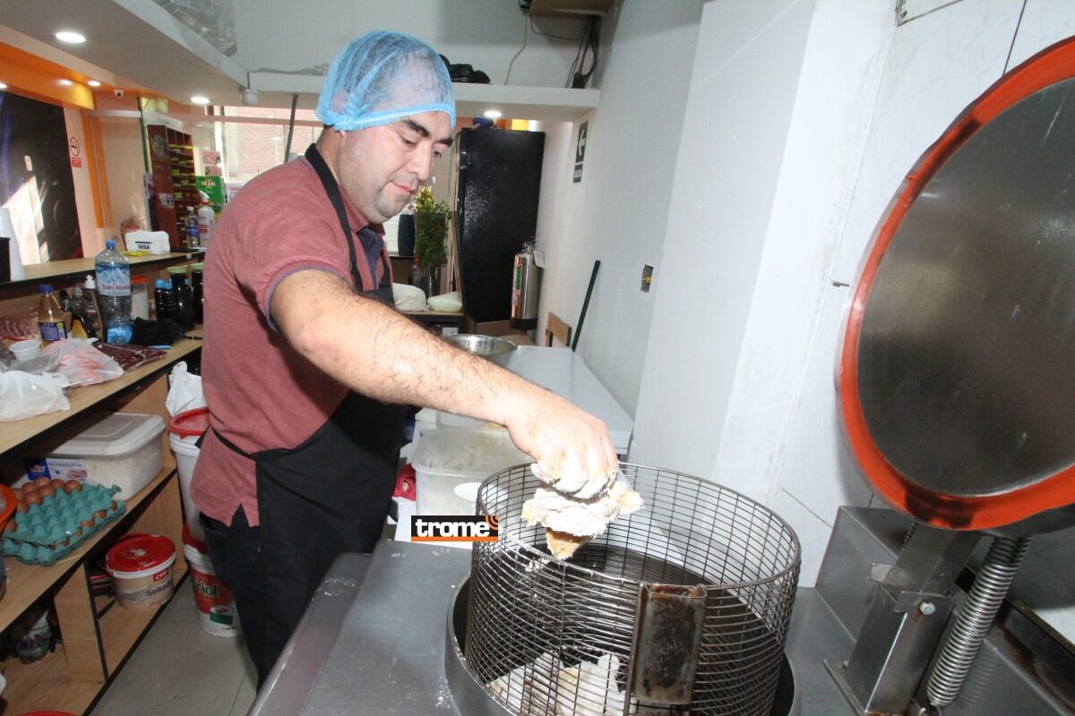 Video en TikTok hizo viral emprendimiento peruano de pollo broaster en Puente Piedra, por curioso nombre y logo que evoca a cadena rápida KFC. (Entrevista: Isabel Medina / Trome / Fotos: Alan Ramírez)