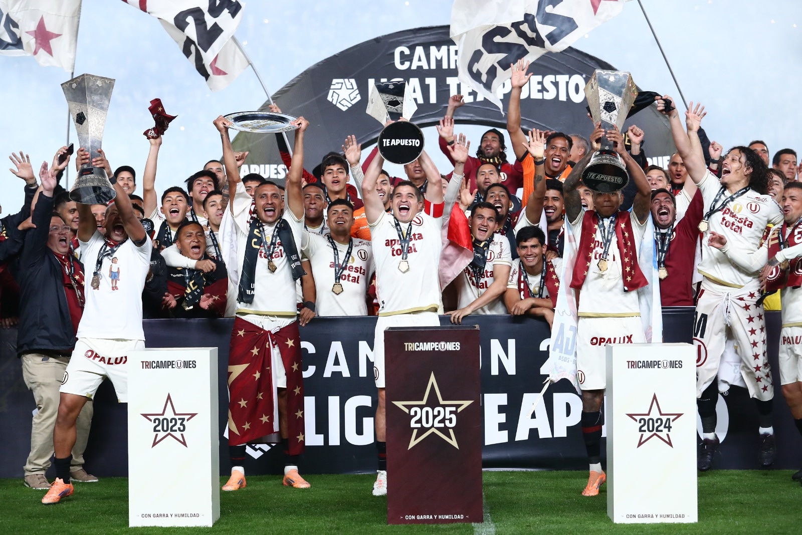 Universitario celebró con los títulos 2023, 2024 y 2025 (Foto: Jesús Saucedo / @photo.gec)