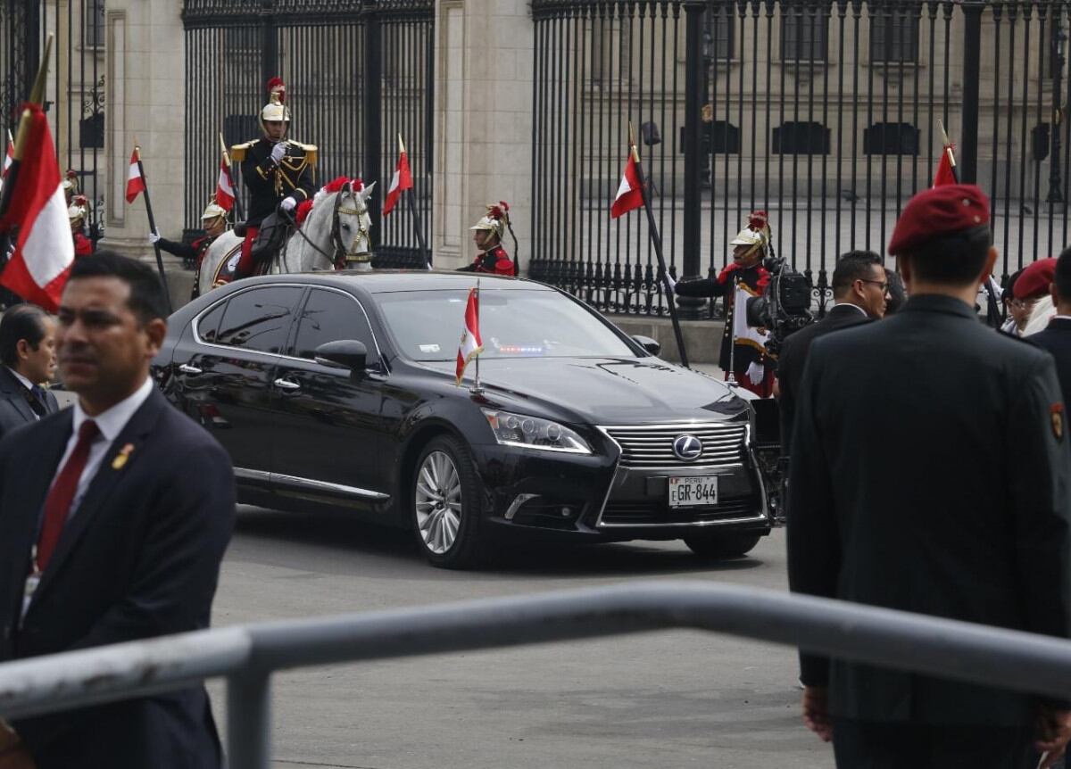 Carro blindado de Dina Boluarte que se afirma usó Vladimir Cerrón para escapar.
