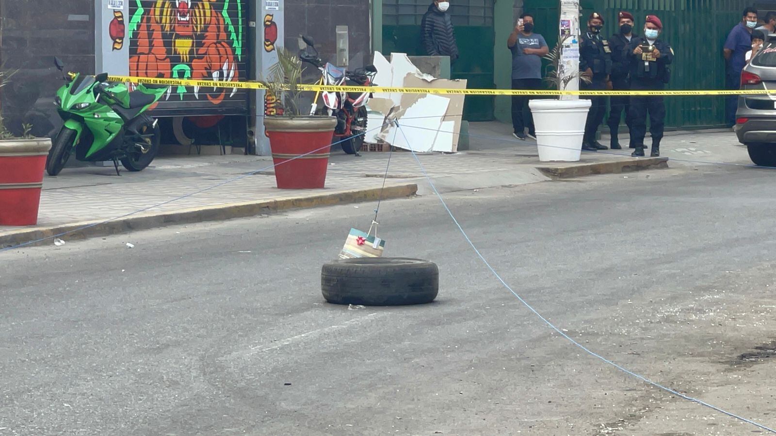 Policías del UDEX examinaron y desactivaron el artefacto explosivo.