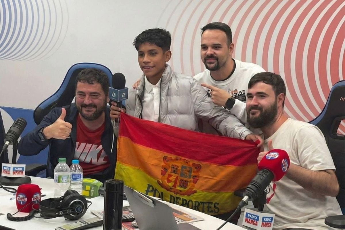 Cliver Huamán posa junto a nuevos compañeros de Radio Marca de España (Foto: @radiomarca)