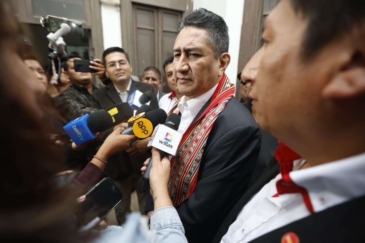 Vladimir Cerrón reaparece en evento partidario de Perú Libre tras anulación de prisión preventiva. (Foto Mario Zapata / @photo.gec)
