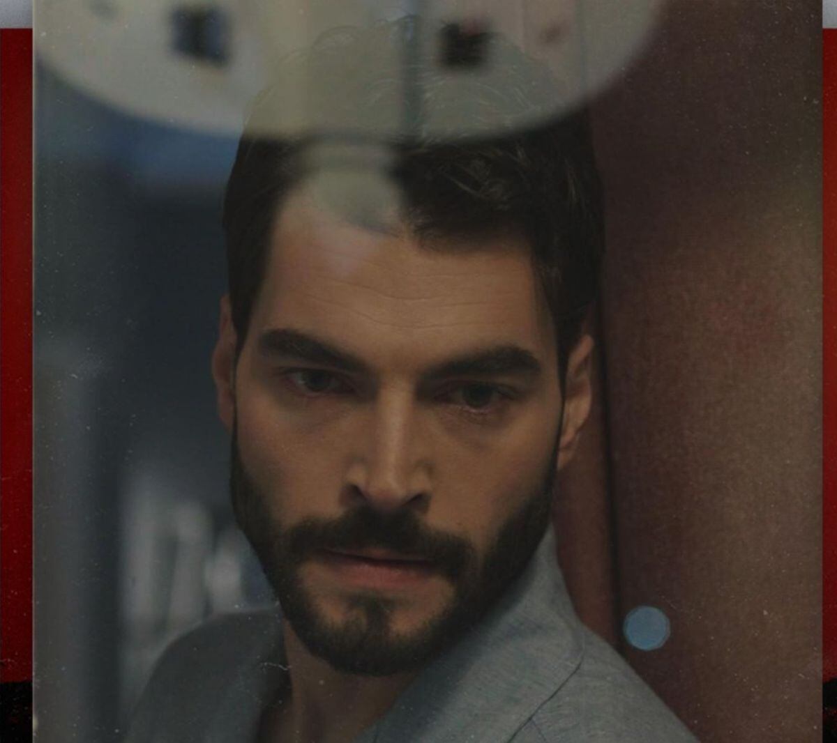 Akın Akınözü durante una escena en la serie “El juego de mi destino” (Foto: NGM Medya)