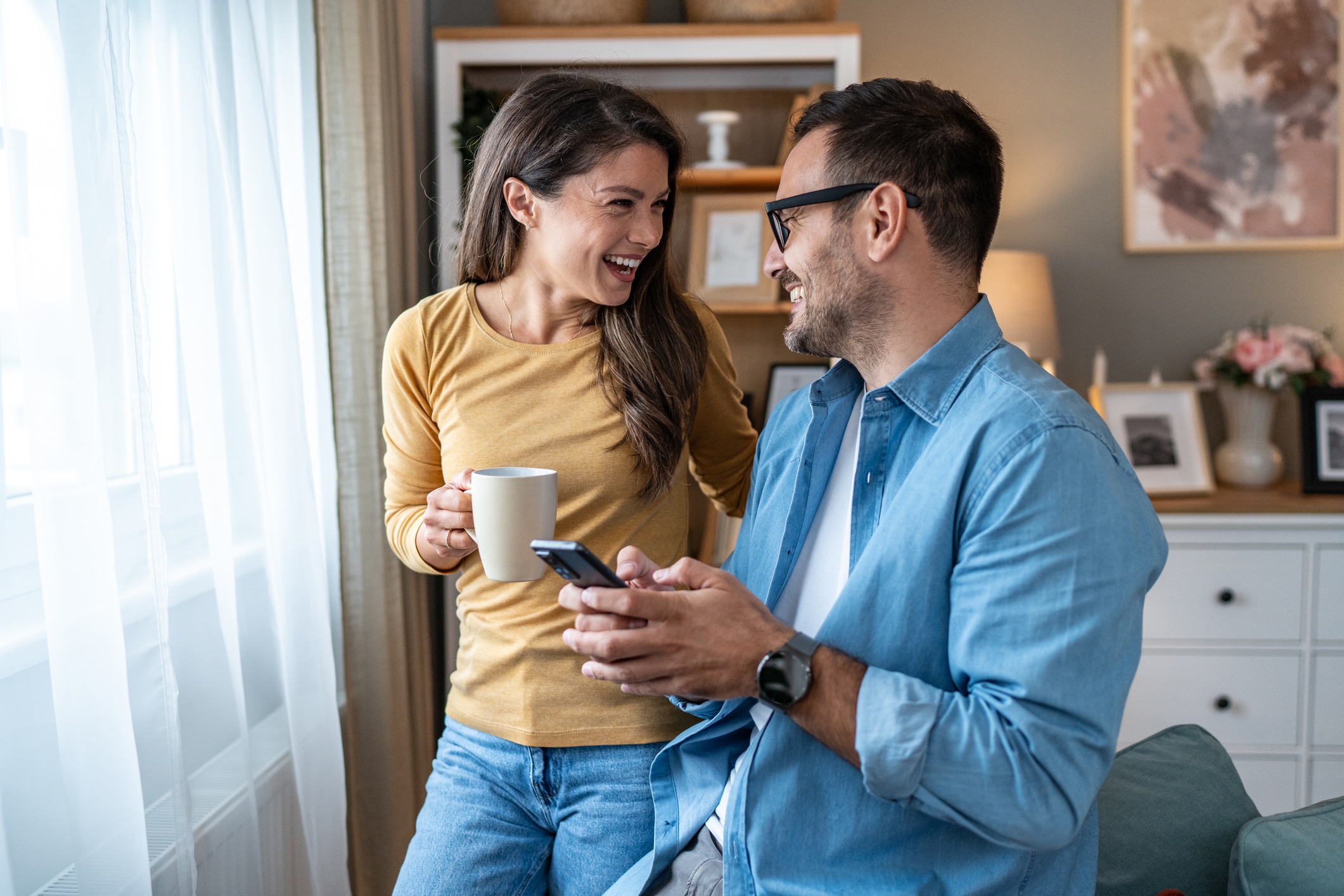 Decir ‘no pasa nada’ cuando sí pasa puede convertirse en una costumbre. Con el tiempo, los problemas que no se hablan suelen hacerse más grandes y difíciles de resolver. Foto: Istock