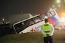 ¡Terminó en una zanja! Bus de AeroDirecto se despista en ingreso al aeropuerto Jorge Chávez y causa caos vehicular