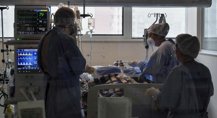 Los trabajadores de la salud atienden a un paciente infectado con COVID-19 en la Unidad de Cuidados Intensivos, en el hospital Emilio Ribas en Sao Paulo, Brasil, el 30 de setiembre de 2020. (AFP / NELSON ALMEIDA).