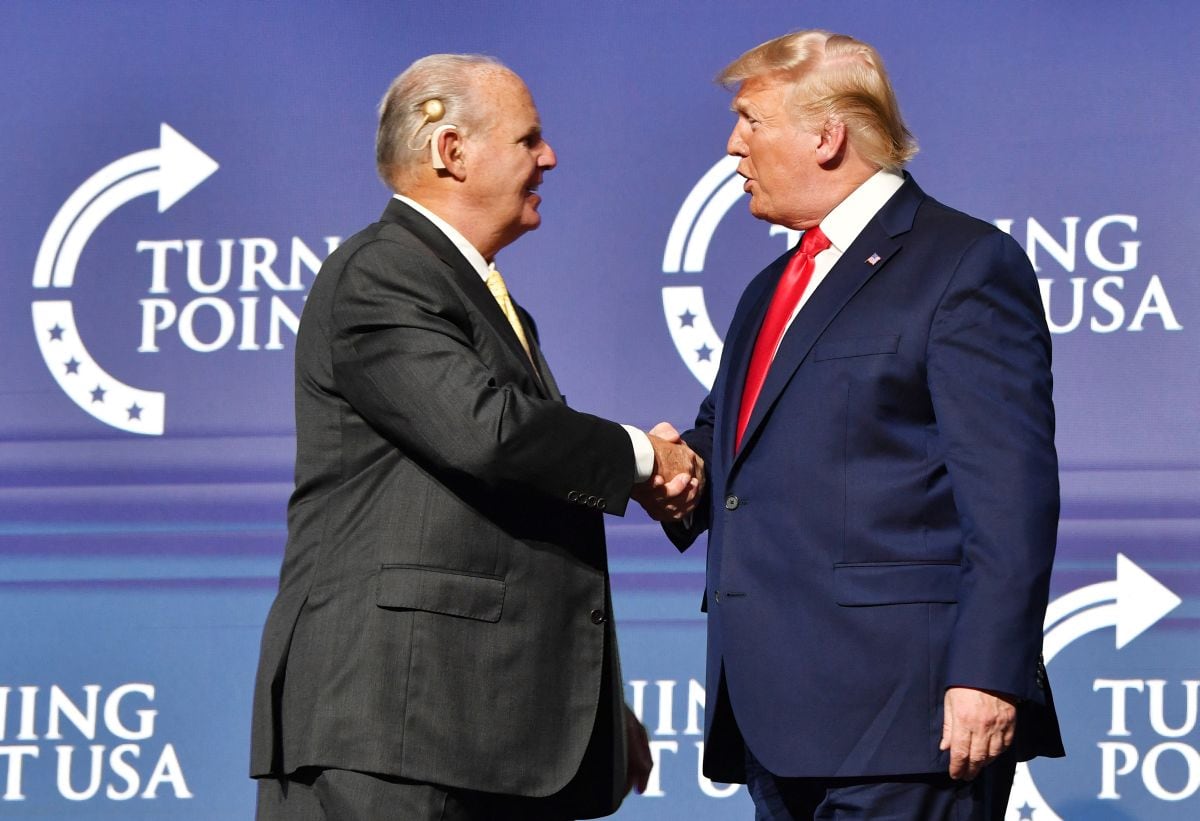 En esta foto de archivo tomada el 21 de diciembre de 2019, Rush Limbaugh le da la mano al presidente de los Estados Unidos, Donald Trump. (Foto: Nicholas Kamm / AFP).