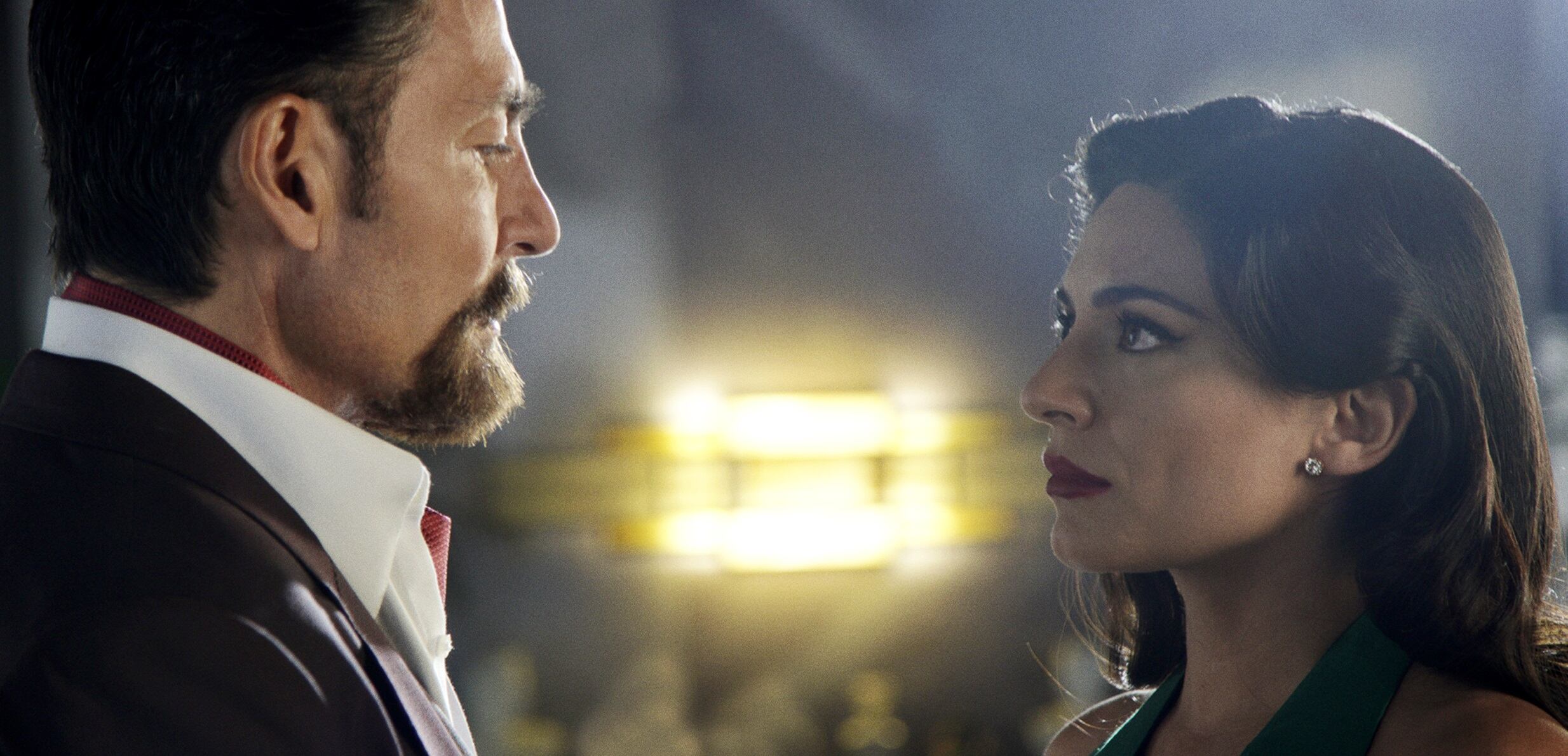 Fernando Colunga y Ana Brenda Contreras interpretan a Alejandro Gaitán y Mariana Zambrano, respectivamente (Foto: Telemundo)