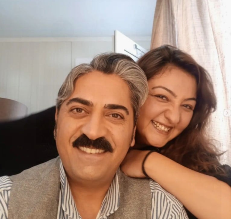 Irmak Aydın (Cevriye) junto al actor Bülent Polat (Gaffur) (Foto: Irmak Aydın / Instagram)