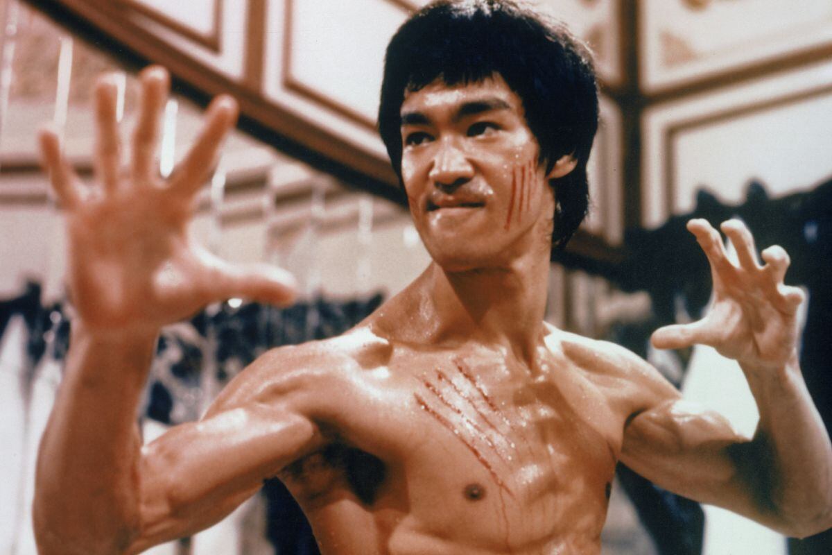 A los 80 años del nacimiento de Bruce Lee (27 de noviembre de 1940) revisamos su filmografía para encontrar algunos de sus oponentes más icónicos (uno por cada década desde su nacimiento) durante su tiempo en la pequeña y gran pantalla. (Fuente: Warner Bros)