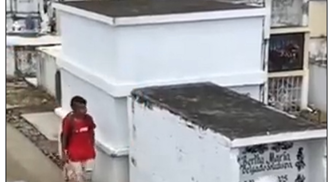 Las imágenes subidas a la red social TikTok muestran al pequeño, que viste de forma humilde con plo rojo, pantalón crema, zapatillas negras y que lleva una mochila, buscando el lugar de descanso de su madre.