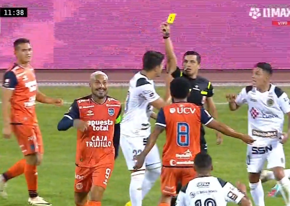 Paolo Guerrero recibió la tarjeta amarilla. (Captura Liga1 Max)