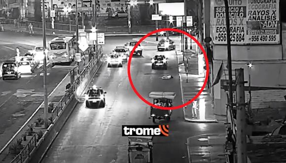 Arrojan a mujer de auto en movimiento