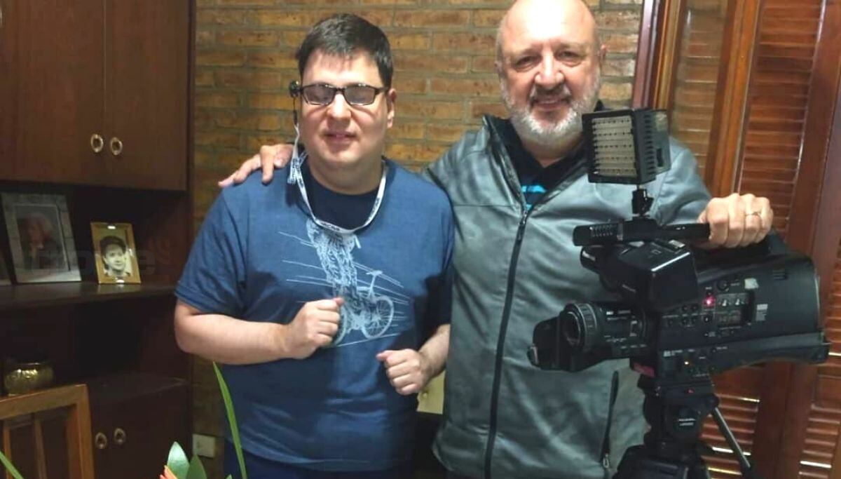 Violinista recibe moderno dispositivo que mejora su calidad de vida (Foto: Olé)