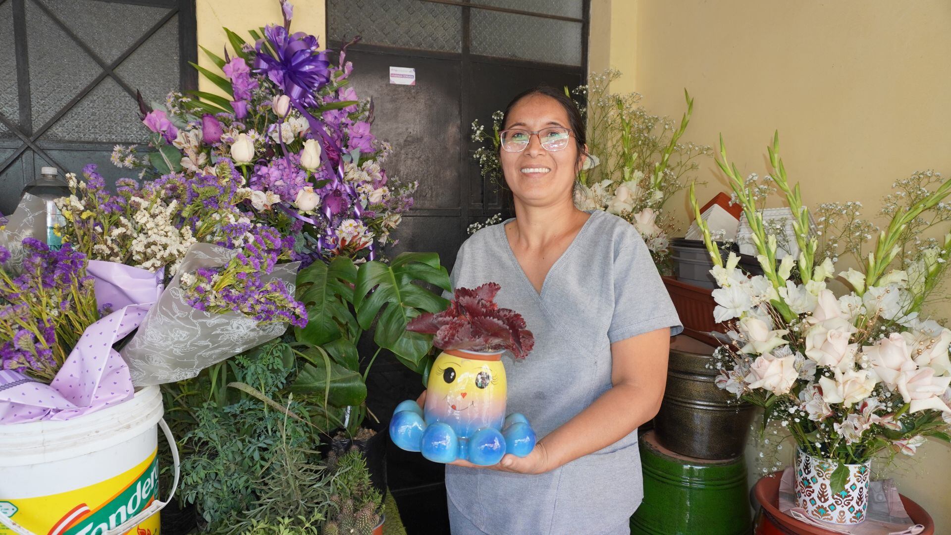 Licenciada Sandra Morales trabaja vendiendo flores y ahora lucha por salvar la vida de adolescente