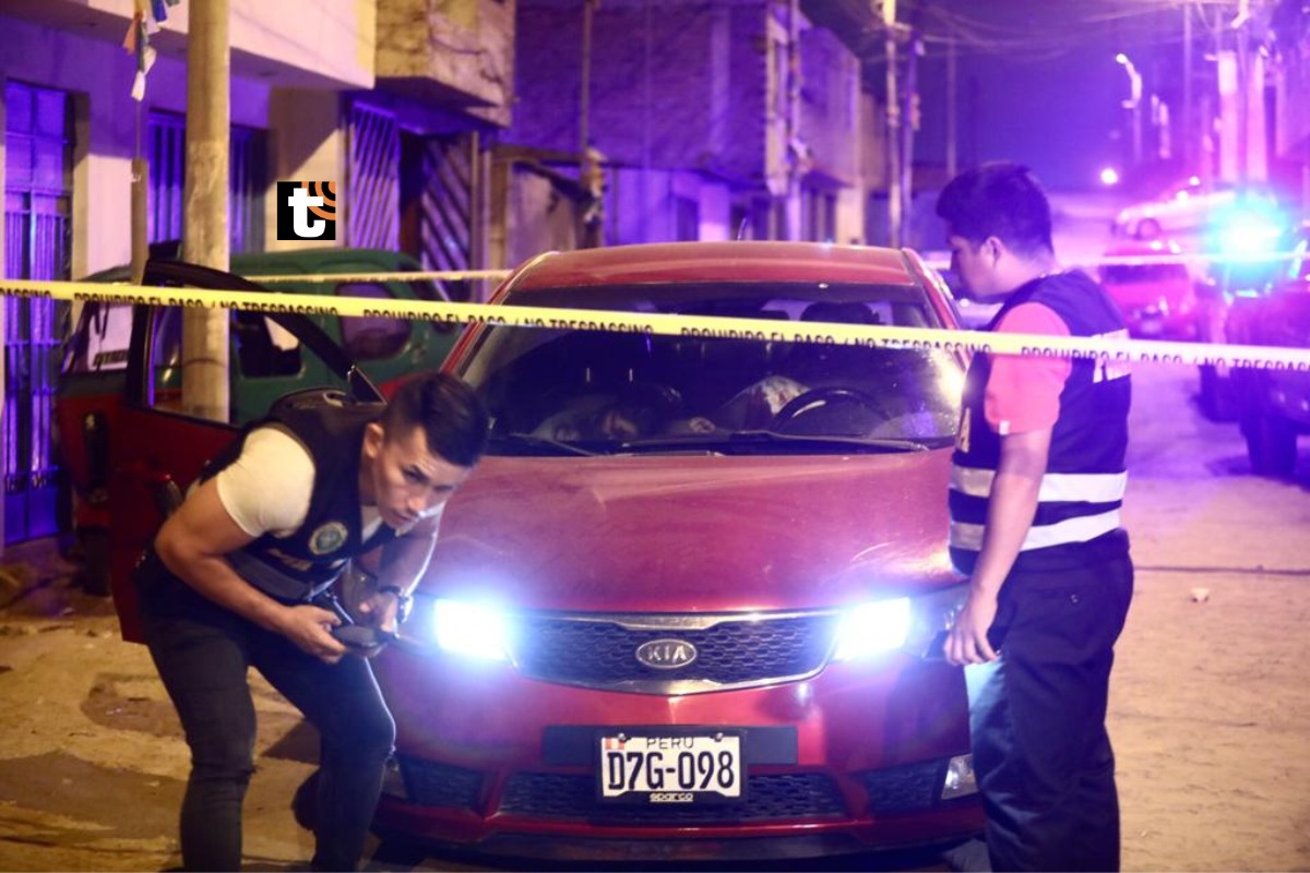 Asesinan a una pareja dentro de su vehículo en el AA. HH. Lomas de Mamacona. El fallecido tenía antecedentes policiales por robo.
Foto: Cesar Grados/@photo.gec