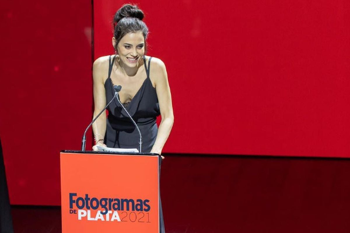 La actriz turca Cansu Dere se lució en los premios Fotogramas 2021 y se rodeó de grandes estrellas de fama mundial (Foto: Fotogramas)
