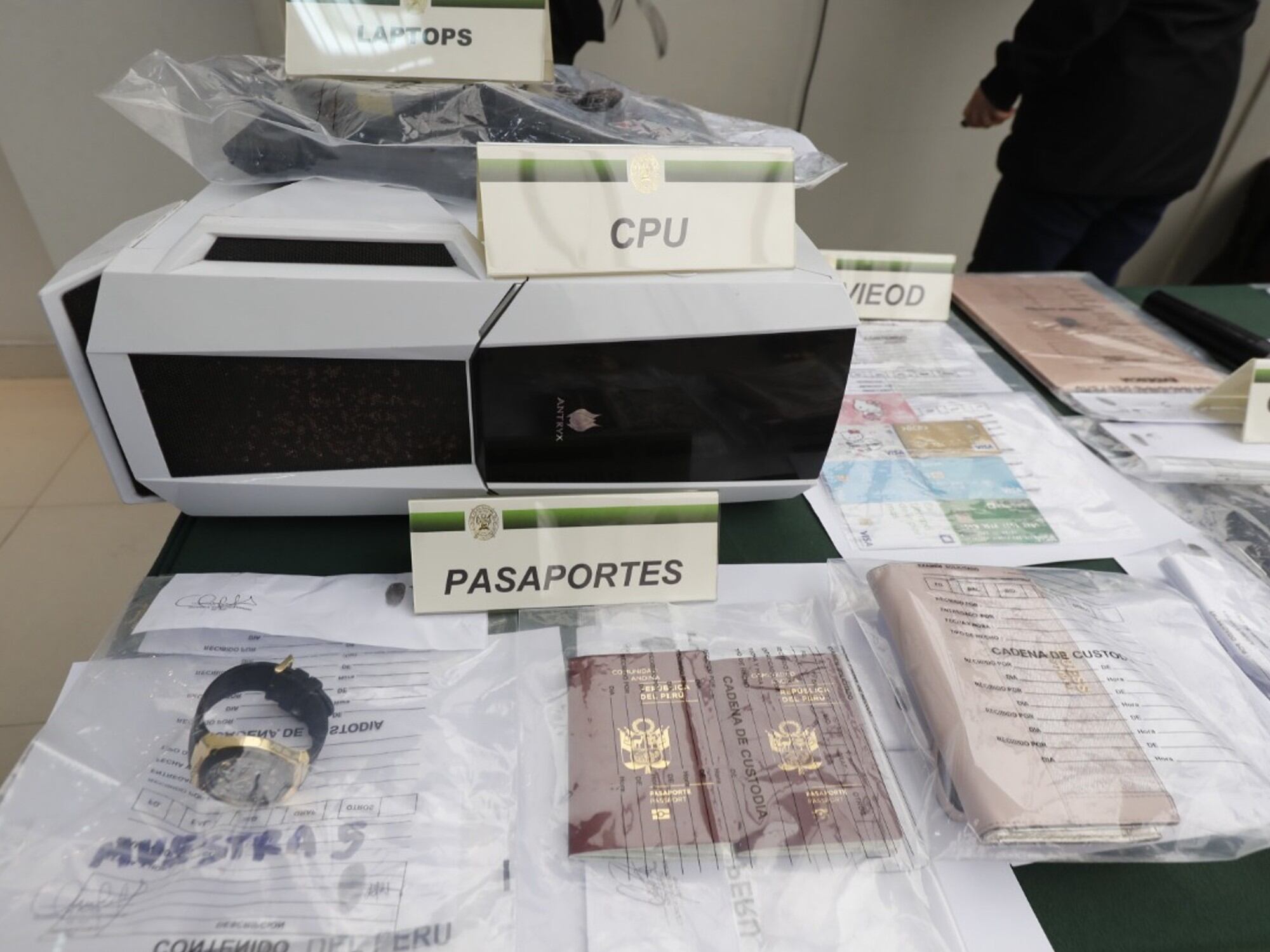 Consola y documentos hallados a la pareja de hackers en un departamento de Miraflores.
