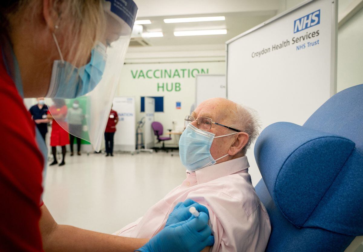 Las personas mayores que pueden morir por complicaciones de la infección por el coronavirus deben ser inoculadas primero. (Foto: Dan CHARITY / AFP).