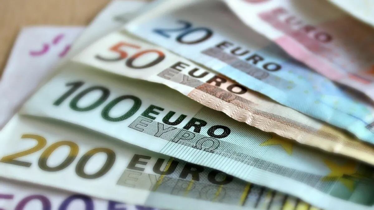 Los miembros de la Unión Europea aprueban la creación del “euro”.