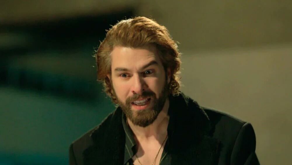 Fikret, con saco negro, sorprendido en la novela (Foto: Tims & B Productions)