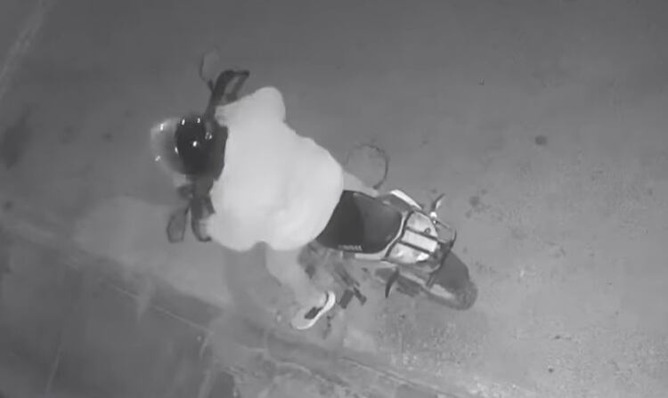 Cámara de video registro el momento que dejan explosivo en casa de alcalde de Huarmey. (Exitosa)