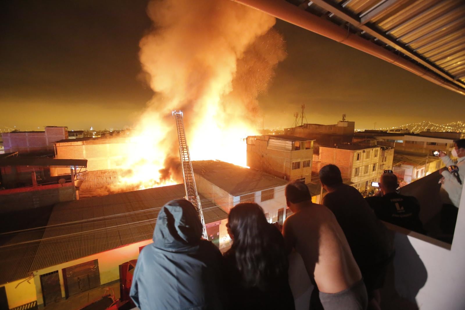 Incendio ocurrió en Parque Industrial de Villa El Salvador. | Foto: César Grados