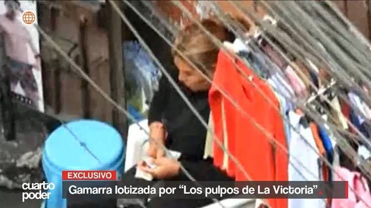 Presuntas integrantes de la banda fueron captadas cobrando a los comerciantes. Foto: América