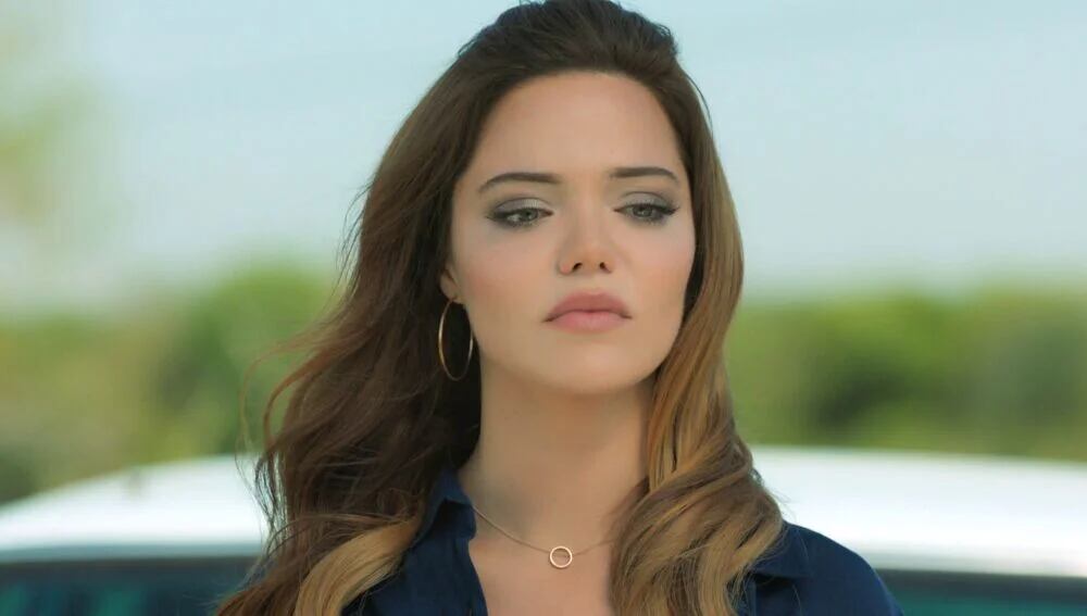 Züleyha, con un vestido azul, a punto de abandonar el pueblo (Foto: Tims & B Productions)