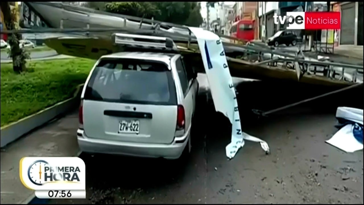 Fuertes vientos generaron daños y cortes de luz en Tacna, donde un carro quedó atrapado y su chofer resultó herido. (TVPerú)