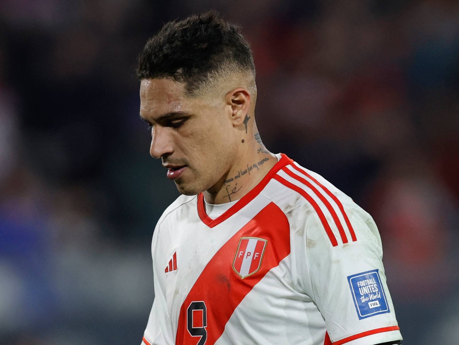 Paolo Guerrero, capitán de la Blanquirroja, luchó todo el partido pero no pudo evitar la derrota ante Chile. (Foto: AFP)