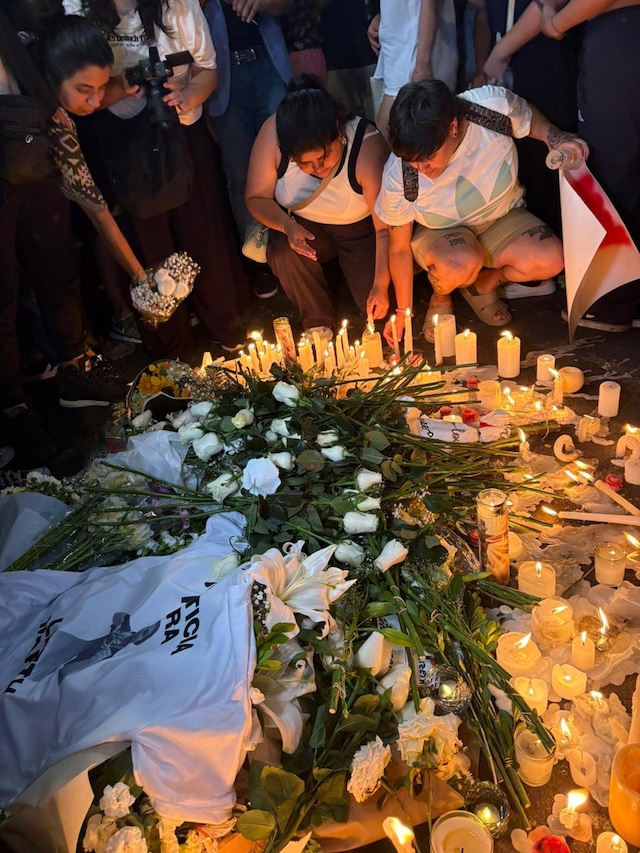 Vecinos y otras personas se congregaron en Camino Real para honrar a la campeona de buceo. (Fotos: Lady Gamarra)
